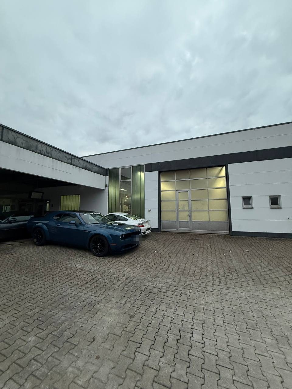 Fassade der Nagy Works Werkstatt mit Einfahrt, Anfahrtsansicht
