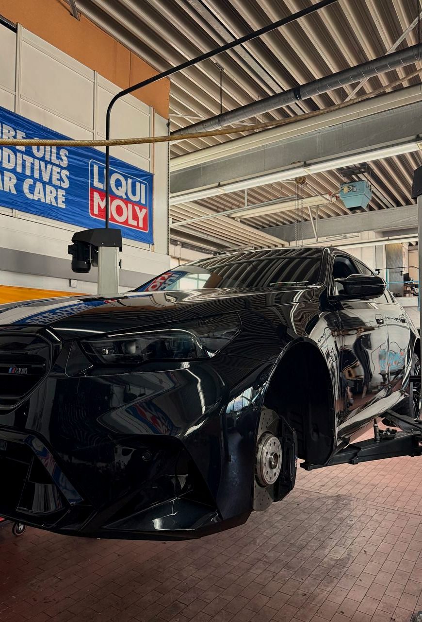Freigelegte Bremsanlage eines BMW auf der Hebebühne