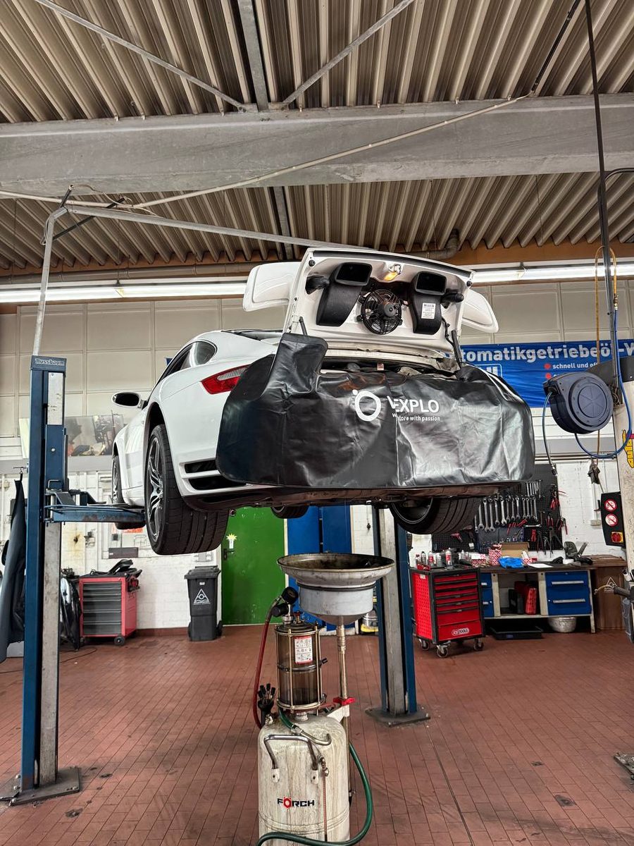 Porsche auf der Hebebühne beim Ölservice