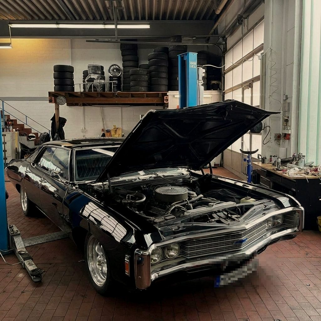 Schwarzer Chevrolet Impala mit geöffneter Haube in der Werkstatt