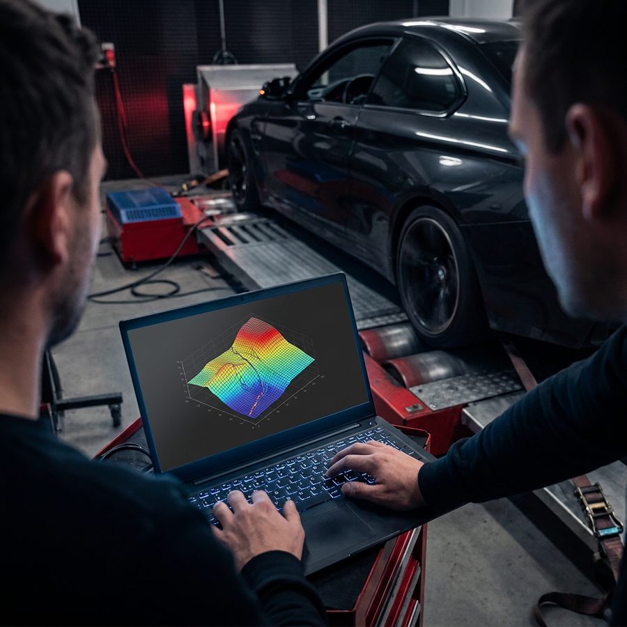 Abstimmung der Motorsoftware am Laptop auf dem Leistungsprüfstand